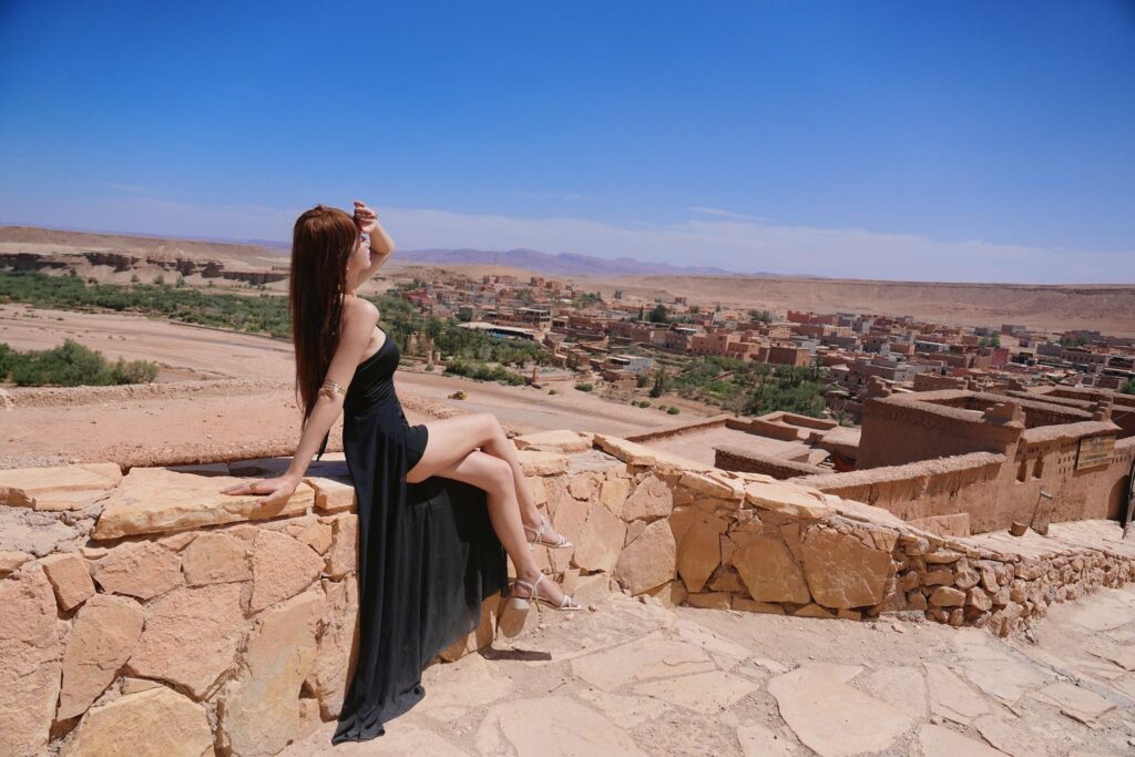 桑薩在阿伊特本哈杜擺姿勢拍照。